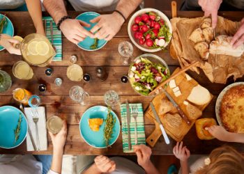 10 thói quen ăn uống bố mẹ nên học để con khỏe mạnh