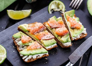 10 thực phẩm phụ nữ sau tuổi 40 nên ăn