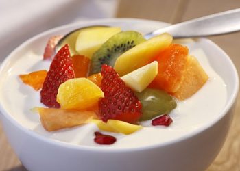 Sữa chua Hy Lạp với hoa quả