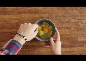 Bữa sáng dinh dưỡng với chuối và trứng gà