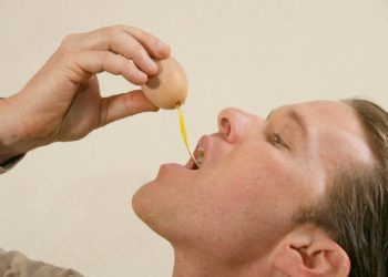 Điều gì xảy ra khi bạn ăn trứng gà sống?
