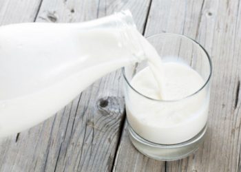 Lý do bạn cảm thấy khó chịu khi uống sữa