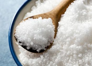 Vì sao nên giảm muối trong chế độ ăn?